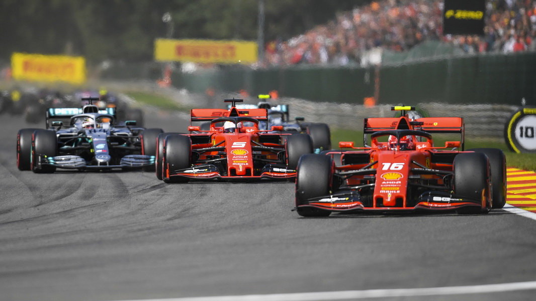 Lewis Hamilton za oběma rudými vozy v Belgii