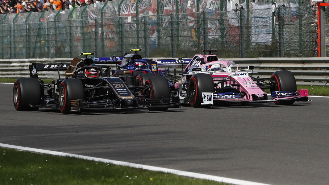 Sergio Pérez a Kevin Magnussen v závodě v Belgii