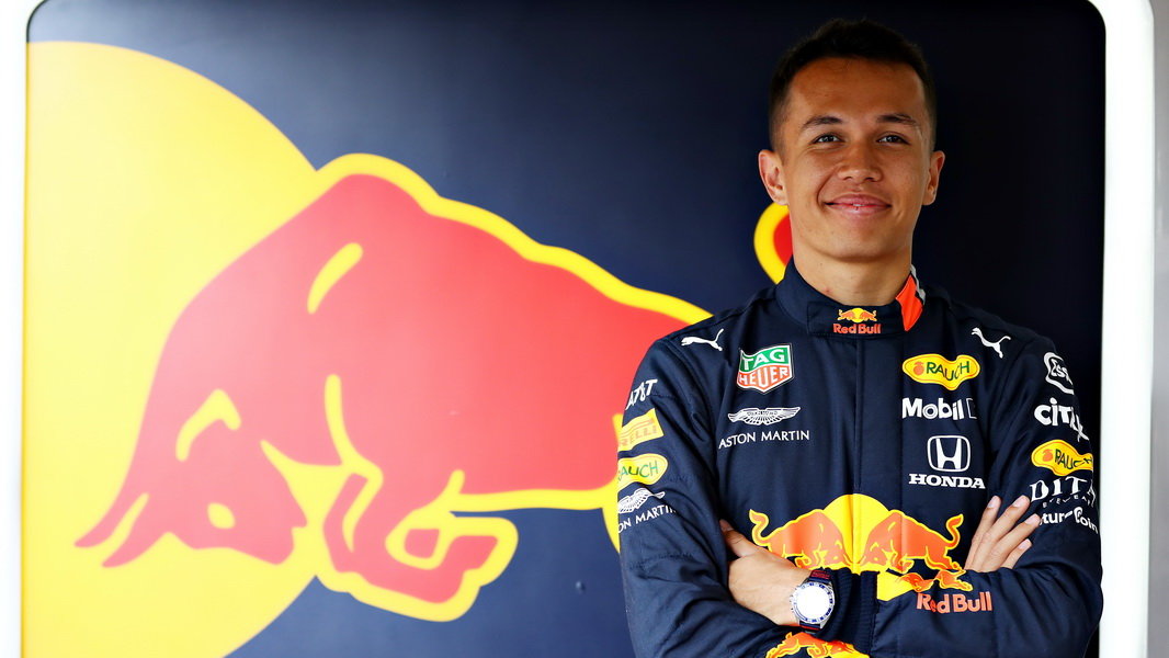 Alexander Albon poprvé u týmu Red Bull v Belgii