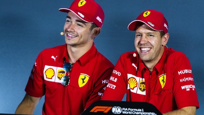 Charles Lecler (vlevo) se Sebastianem Vettelem na tiskové konferenci v Monze