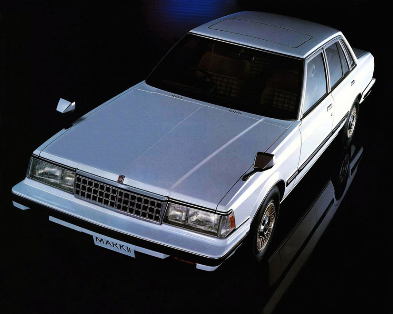 Toyota Mark II z roku 1982 měla jako první fotochromatické vnitřní zpětné zrcátko bránící oslnění