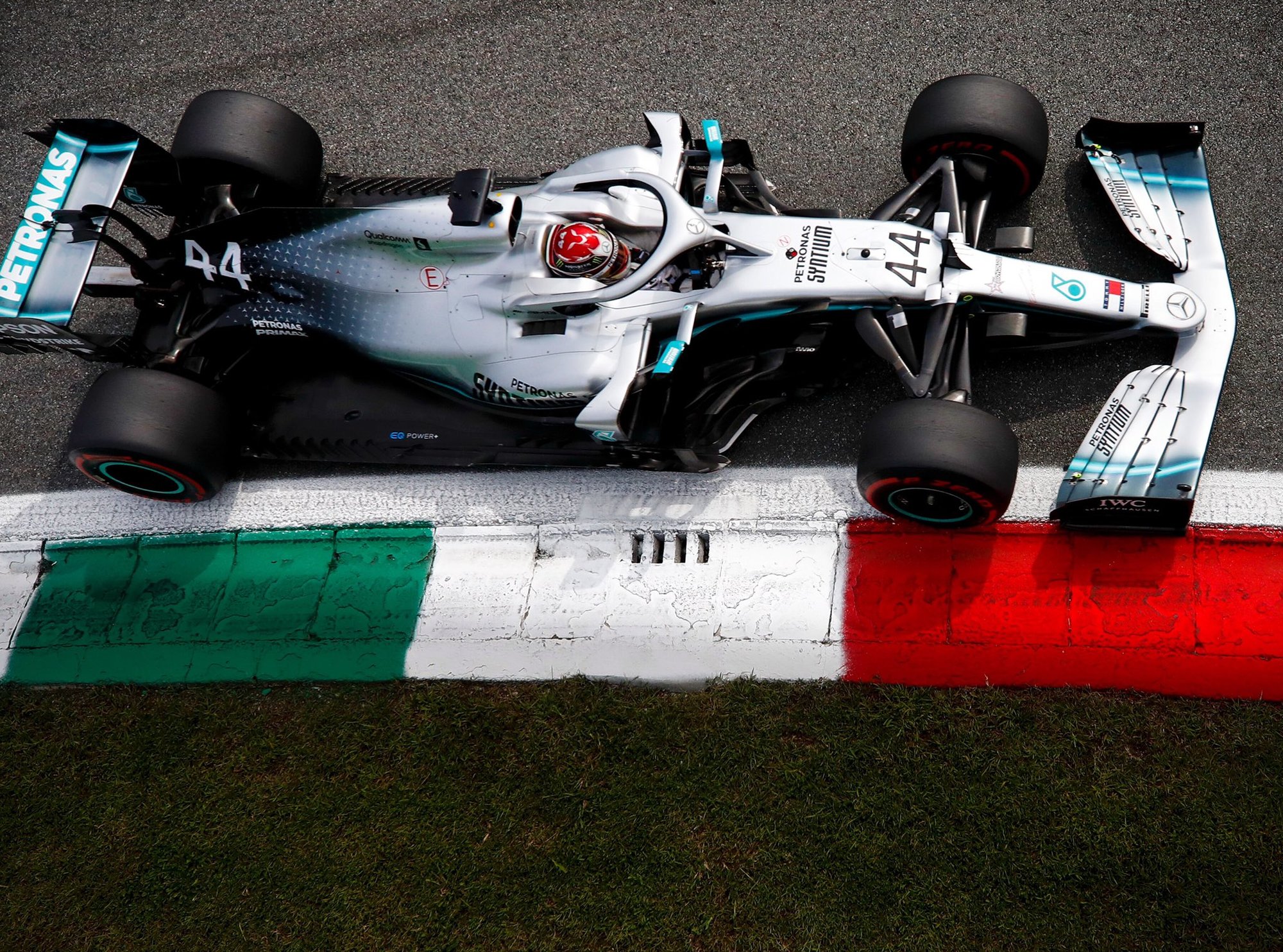 Lewisovi Hamiltonovi s Mercedesem nakonec na pole-position moc nescházelo