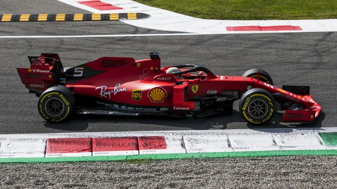 Sebastian Vettel s Ferrari v kvalifikaci na domácí GP Itálie