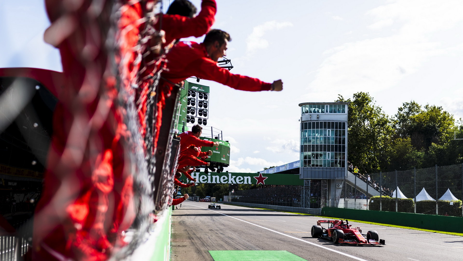 Na domácí půdě Ferrari dovezl Leclerc davům vášnivých tifosi tolik vytoužený triumf