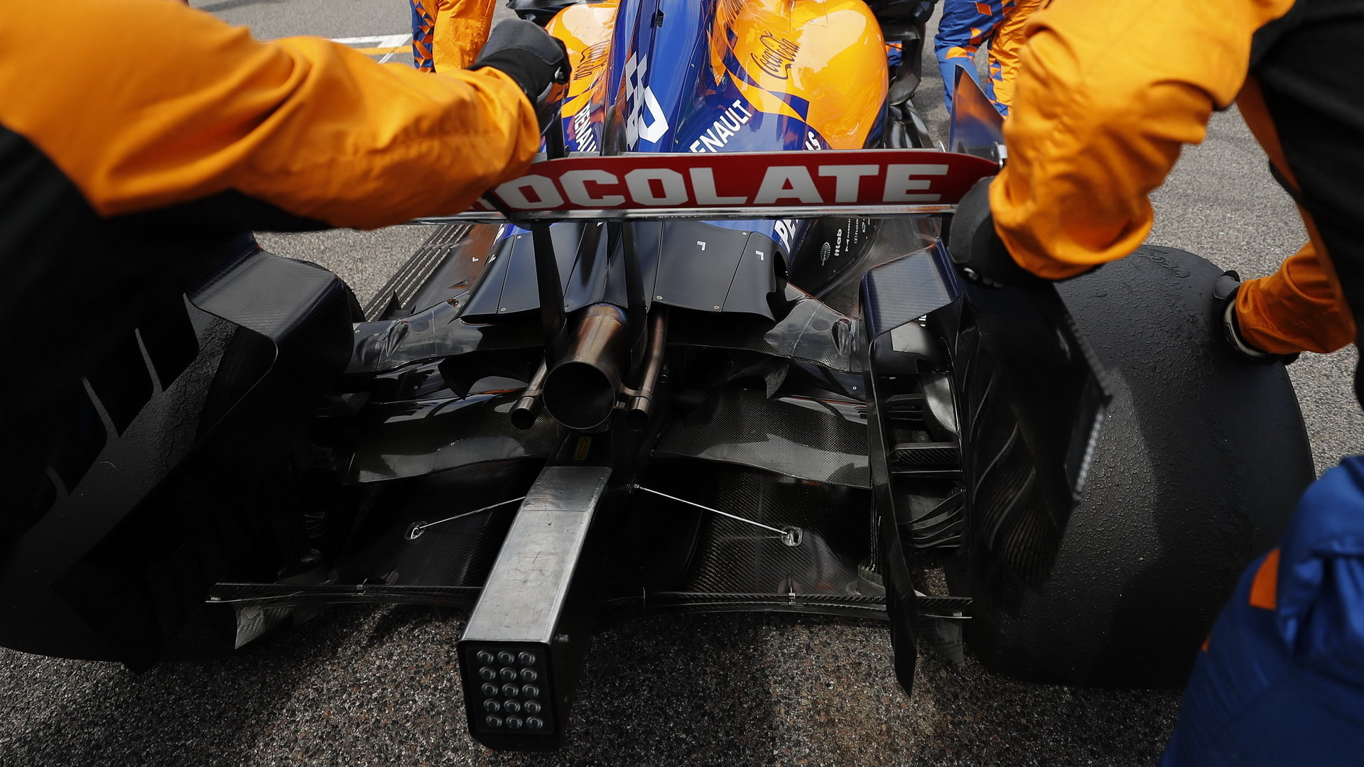 Zadní část a výfuk vozu McLaren před závodem v Itálii na Monze