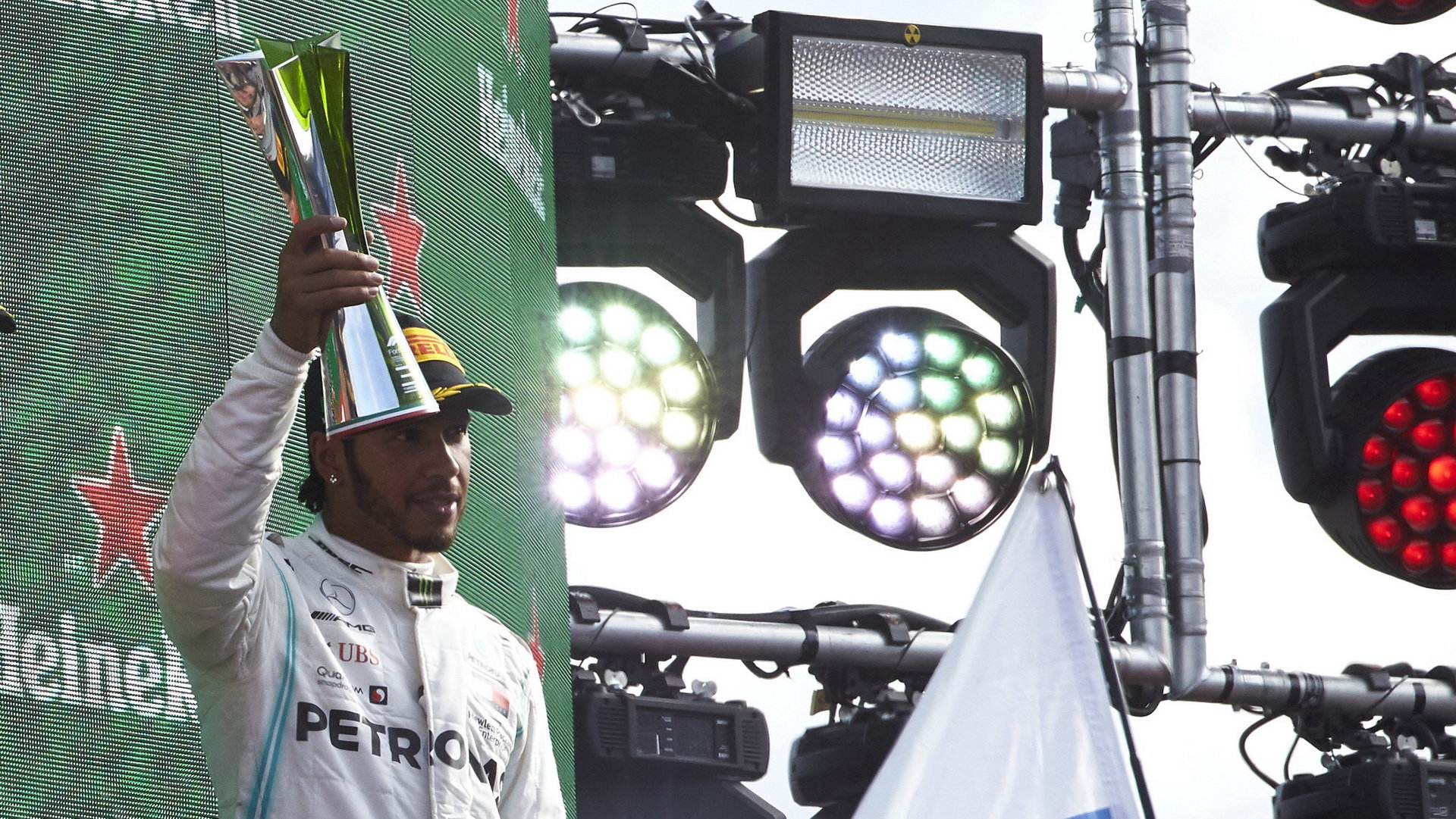 Lewis Hamilton na pódiu po závodě v Itálii na Monze
