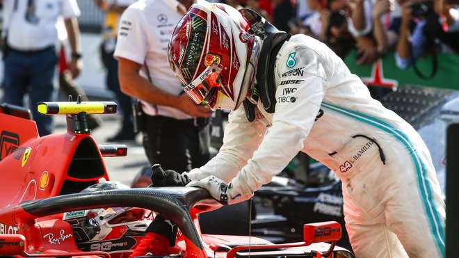 Lewis Hamilton gratuluje Charlesovi Leclercovi k vítězství v závodě v Itálii na Monze