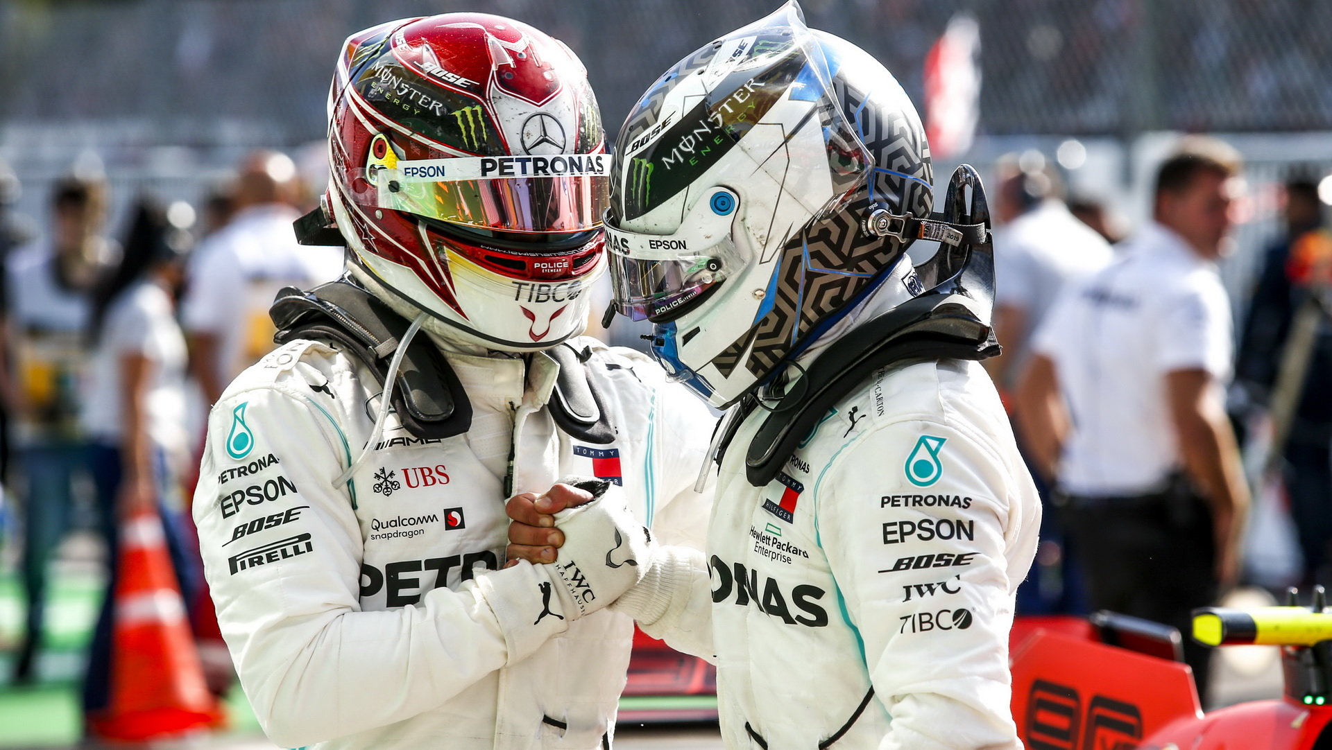 Lewis Hamilton a Valtteri Bottas po závodě v Itálii na Monze