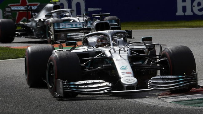 Lewis Hamilton v závodě v Itálii na Monze