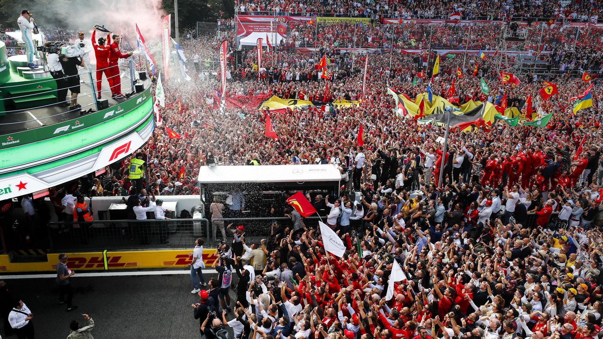 Fanoušci "Tifosi" oslavují vítězství Charlse Leclerca v Itálii na Monze