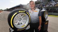 Šéf Pirelli Mario Isola s novými 18" pneumatikami na Monze