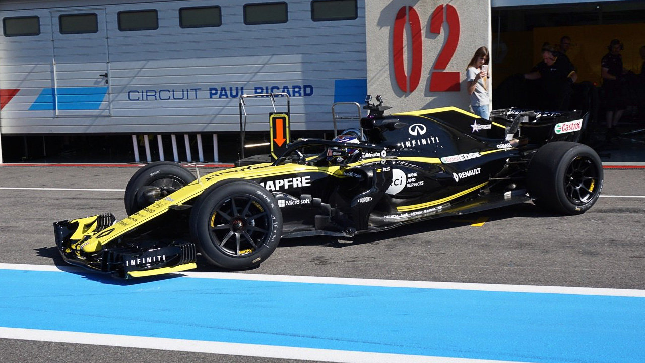 Sergej Sirotkin s Renaultem RS18 při testu nových 18" pneumatik ve Francii