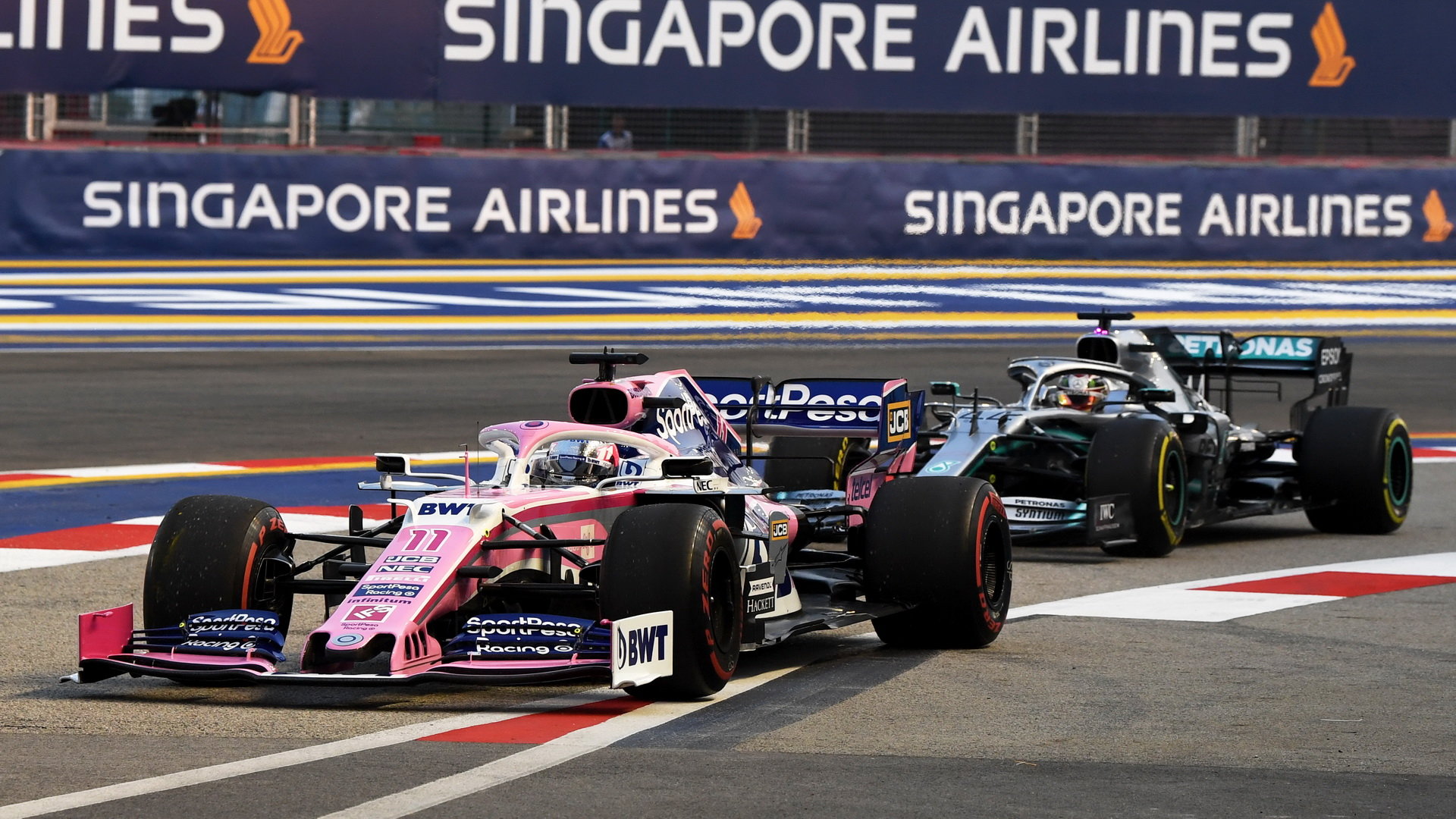 Sergio Pérez a Lewis Hamilton v kvalifikaci v Singapuru