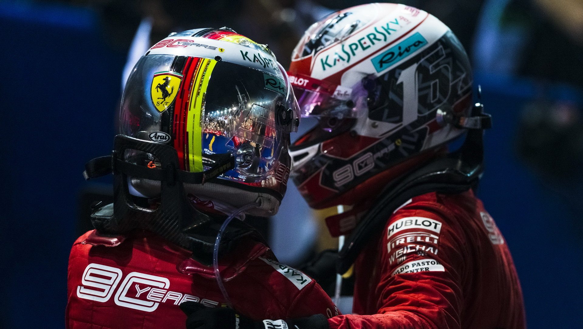 Sebastian Vettel a Charles Leclerc po závodě v Singapuru