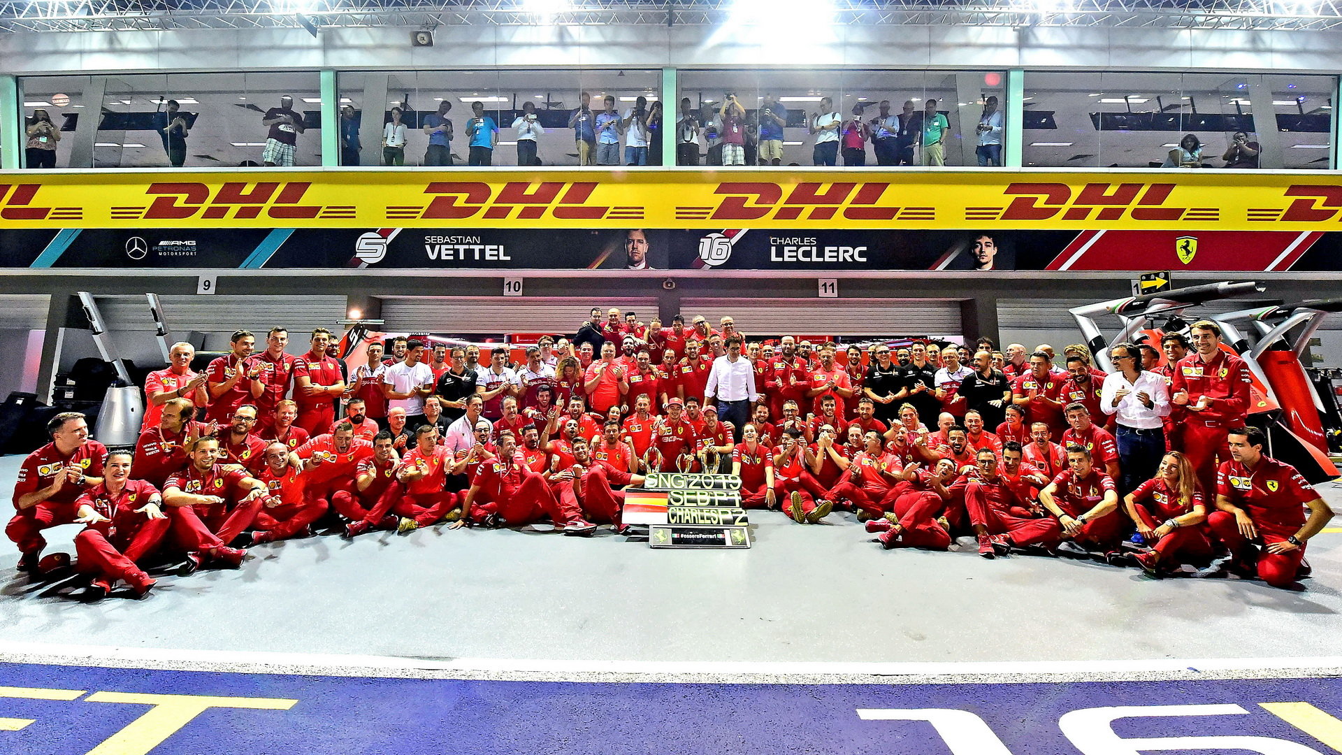 Tým Ferrari slaví vítězství po závodě v Singapuru