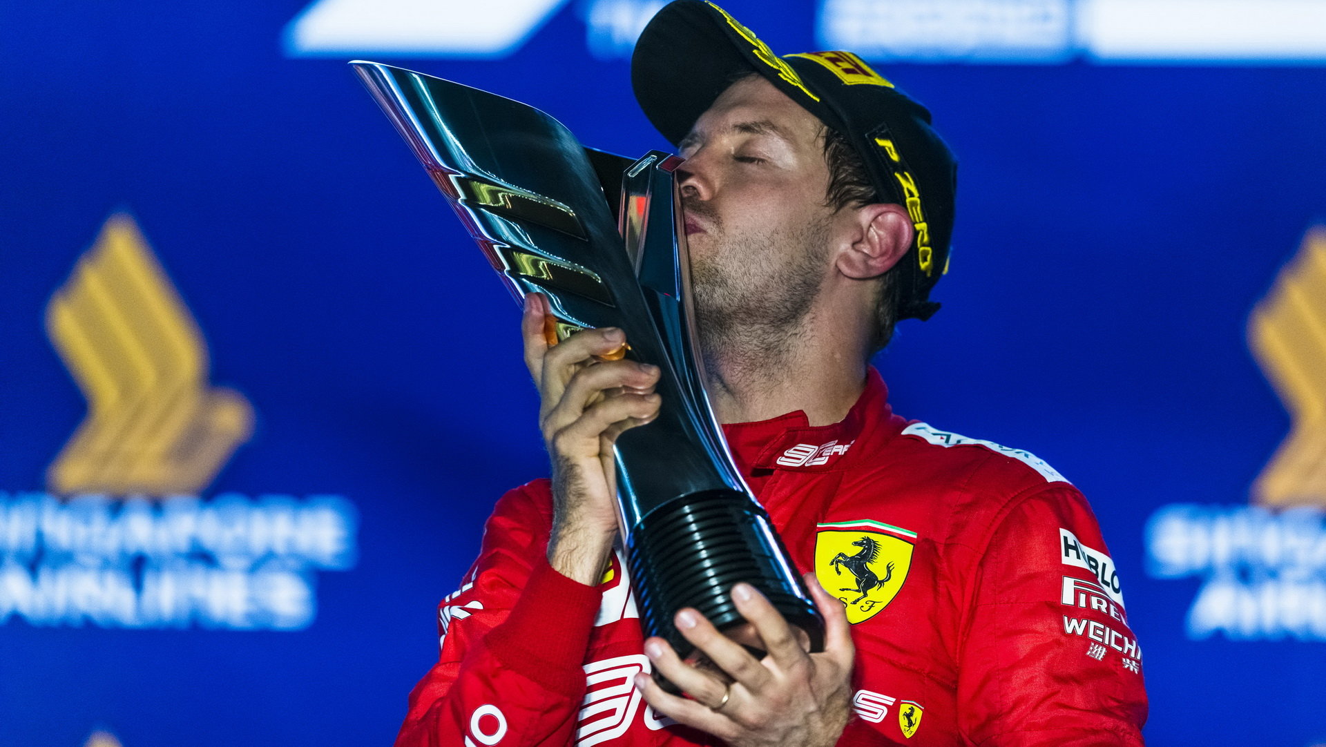 Sebastian Vettel se svou trofejí za první místo po závodě v Singapuru