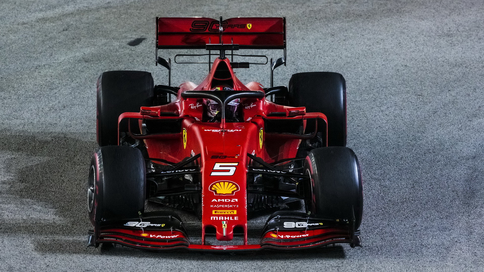 Sebastian Vettel v závodě v Singapuru