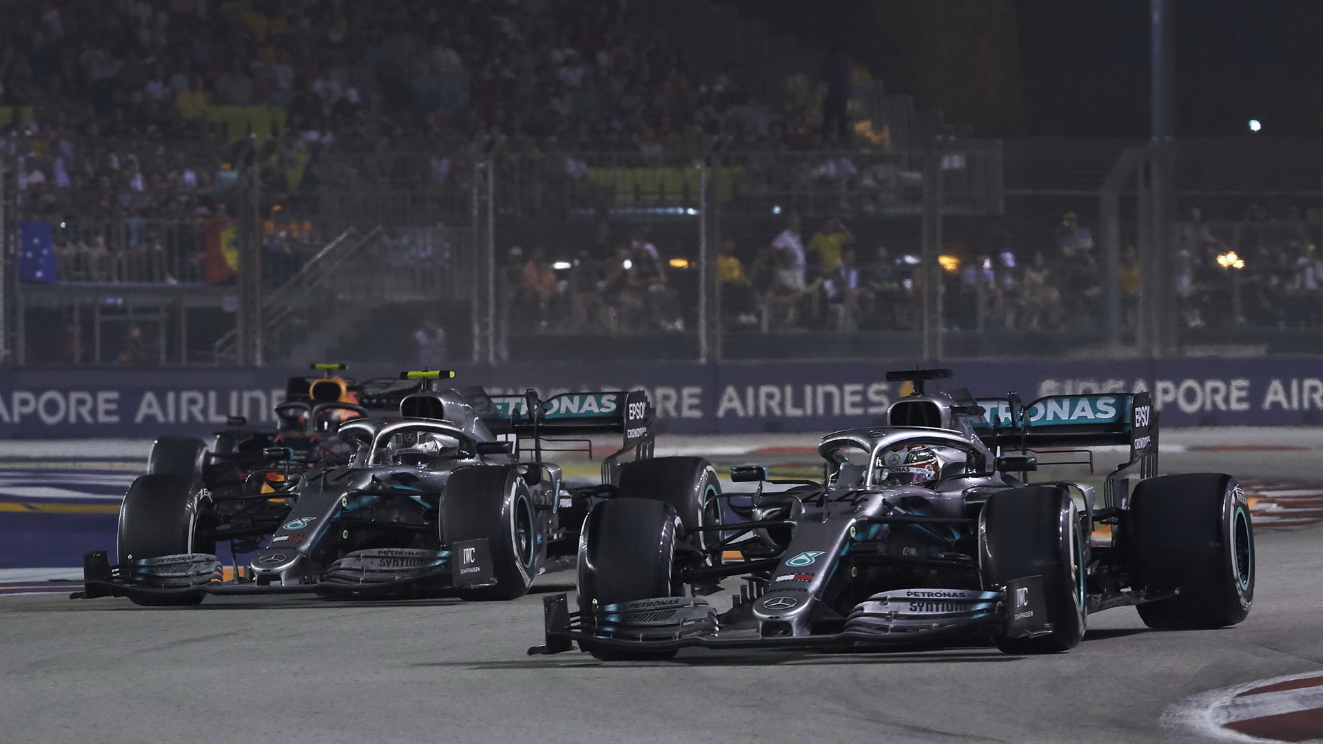 Lewis Hamilton a Valtteri Bottas v závodě v Singapuru
