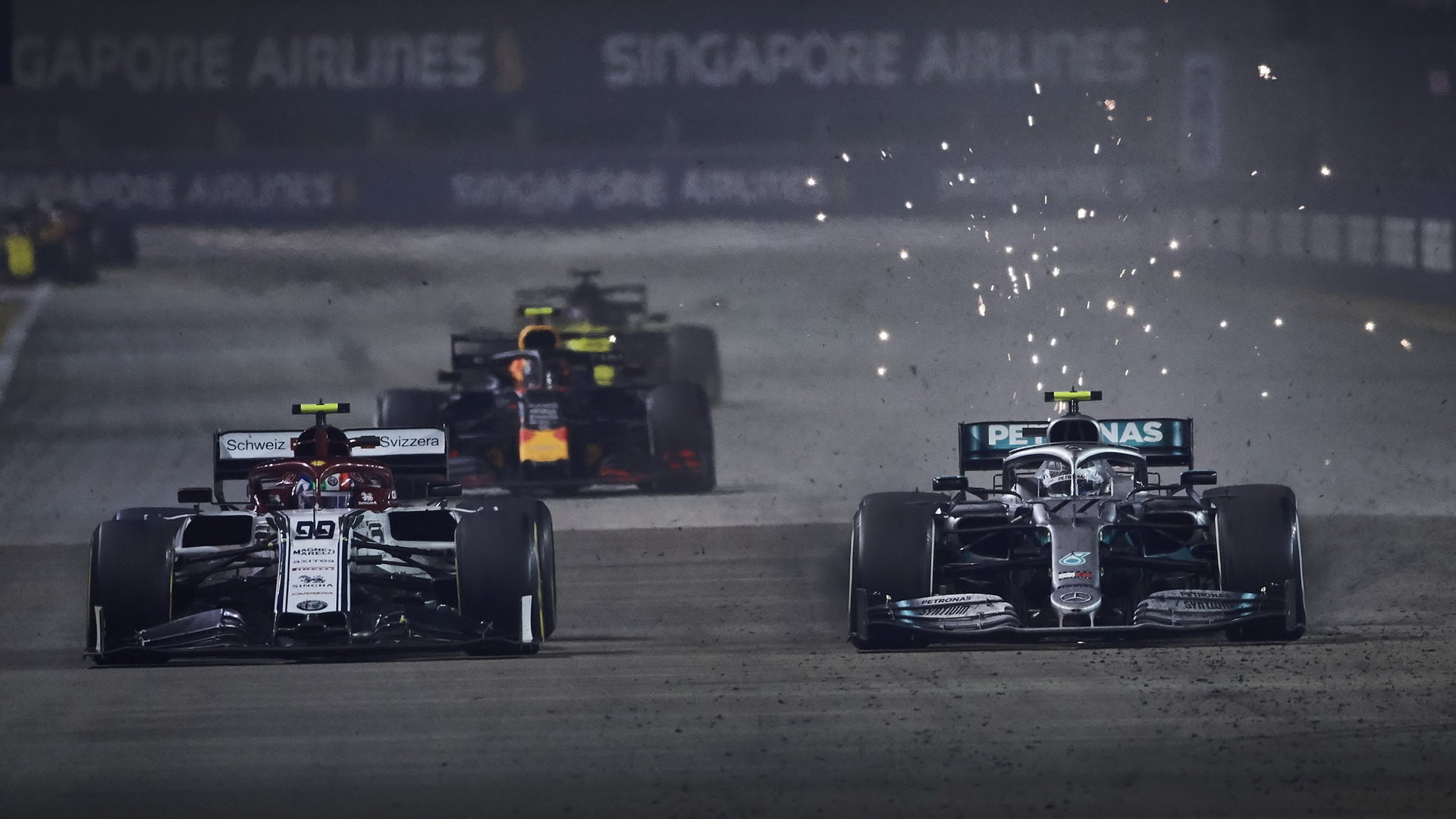 Antonio Giovinazzi a Valtteri Bottas v závodě v Singapuru
