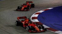 Sebastian Vettel a Charles Leclerc v závodě v Singapuru