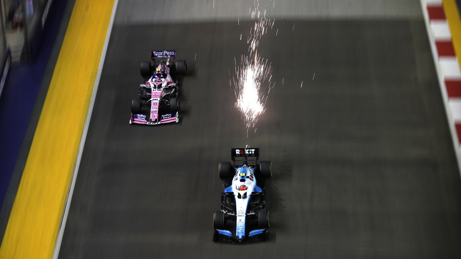 Lance Stroll a Robert Kubica v závodě v Singapuru