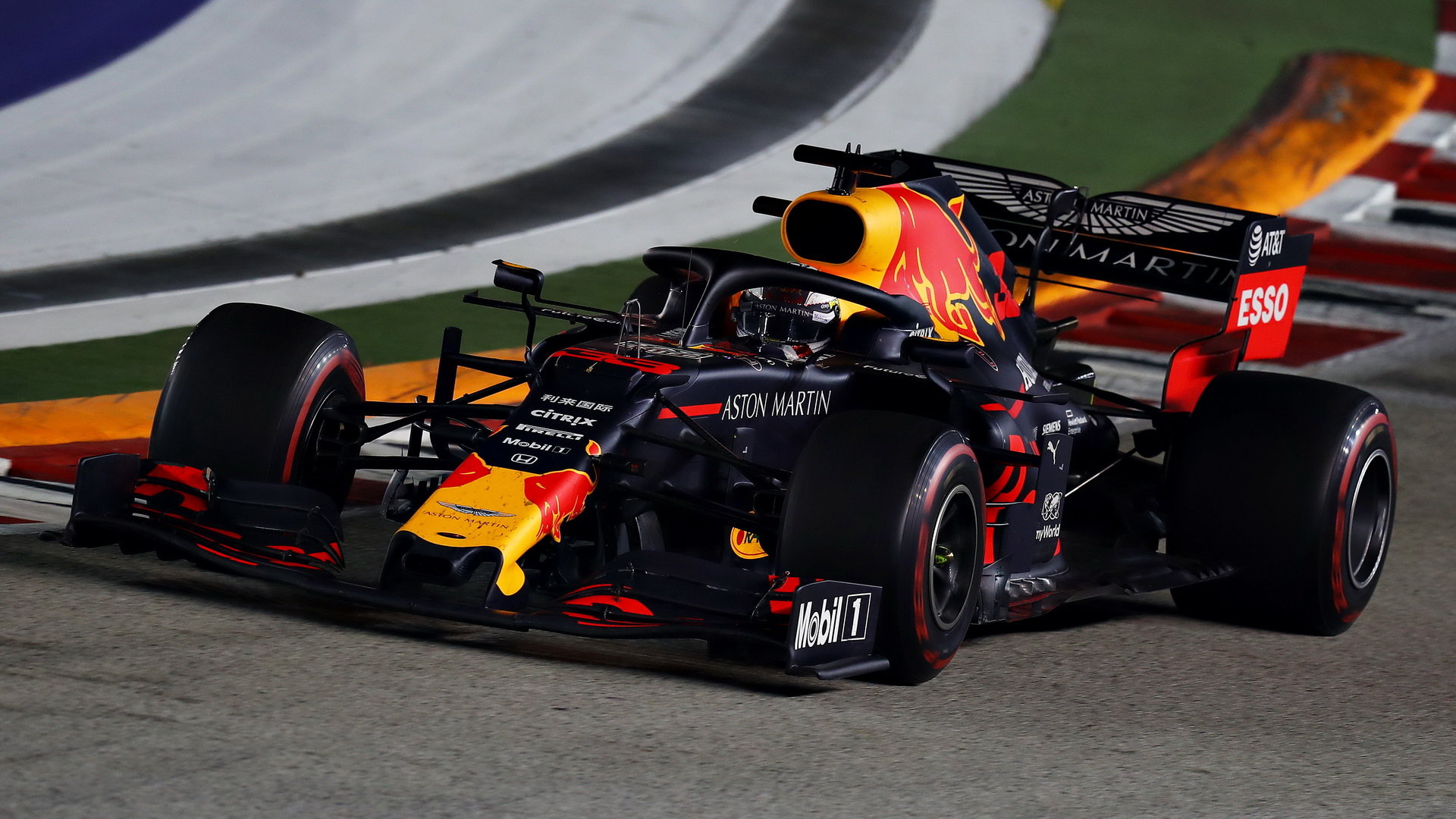 Max Verstappen v závodě v Singapuru