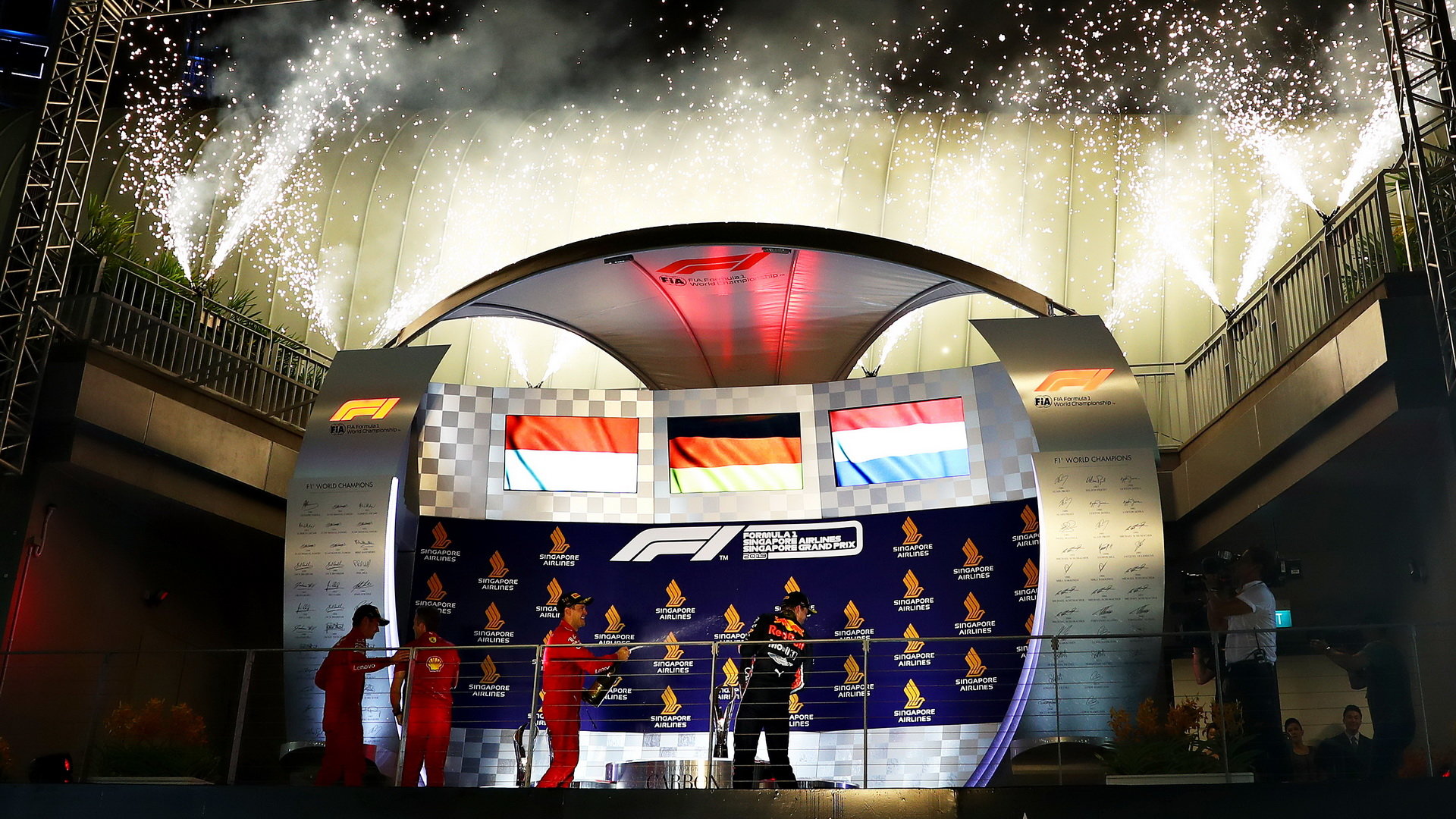 Oslavy na pódiu po závodě v Singapuru