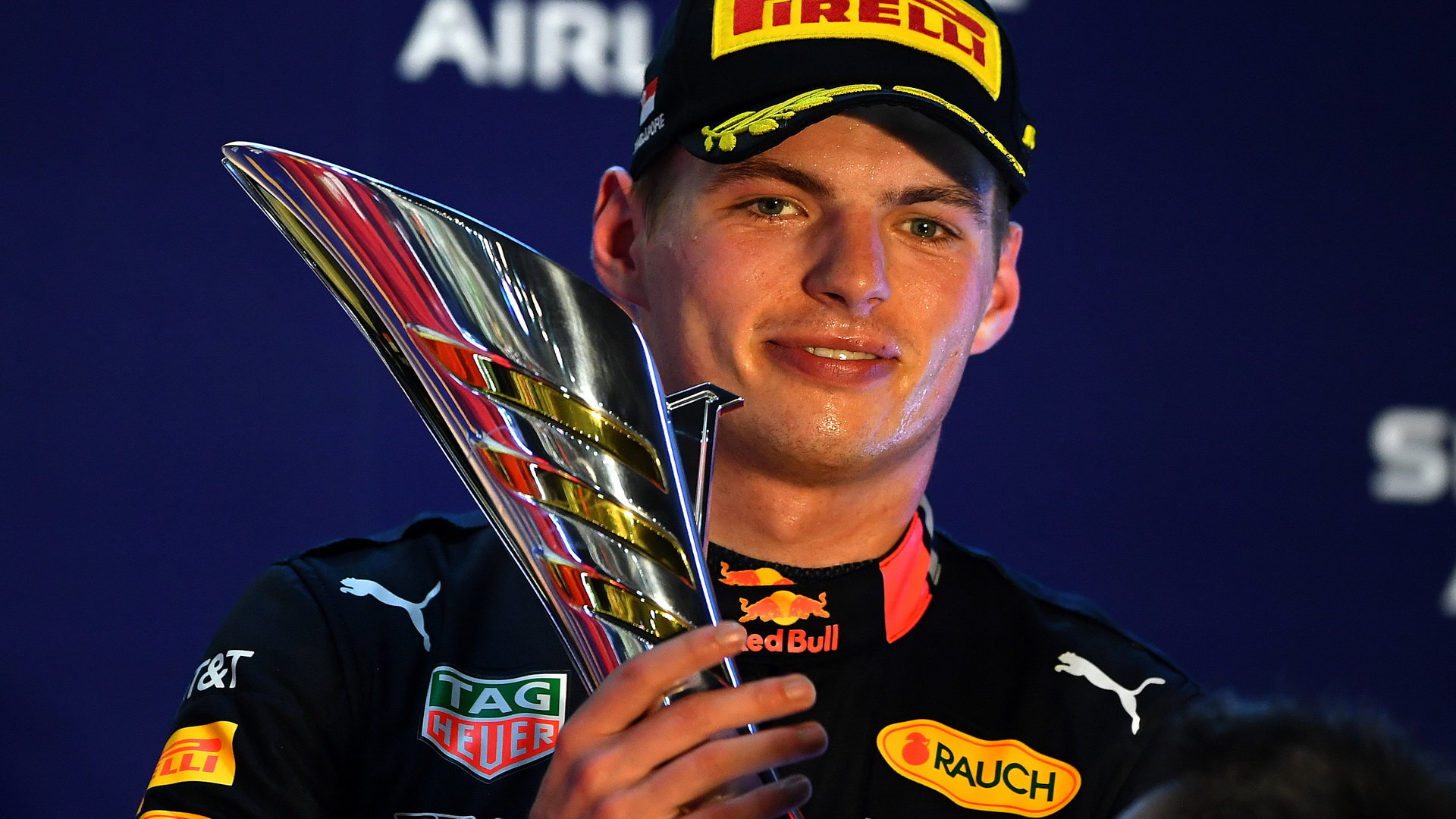 Max Verstappen se svou trofejí za třetí místo po závodě v Singapuru