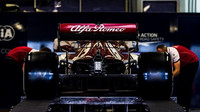 Kimiho Räikkönena vůz na vážení po tréninku v Soči