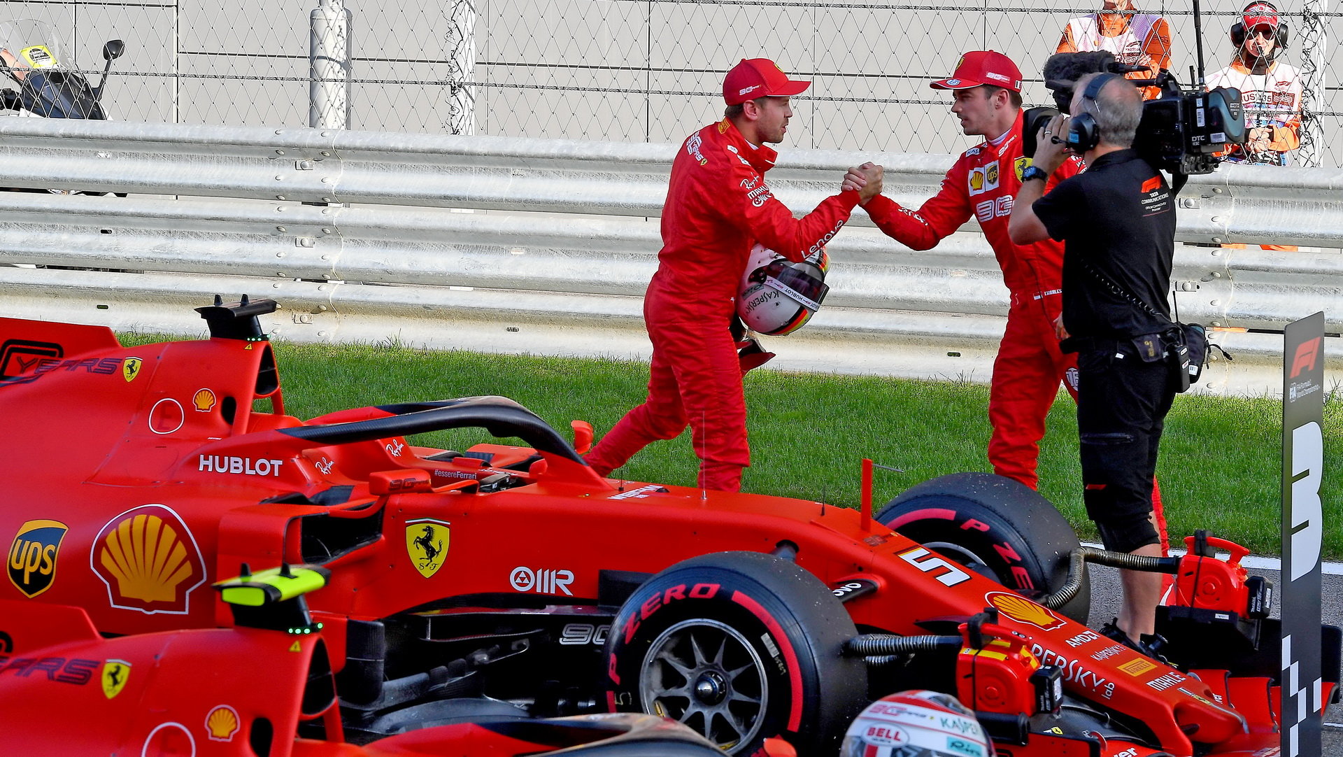 Sebastian Vettel gratuluje Charlesovi Leclercovi po úspěšné kvalifikaci v Soči