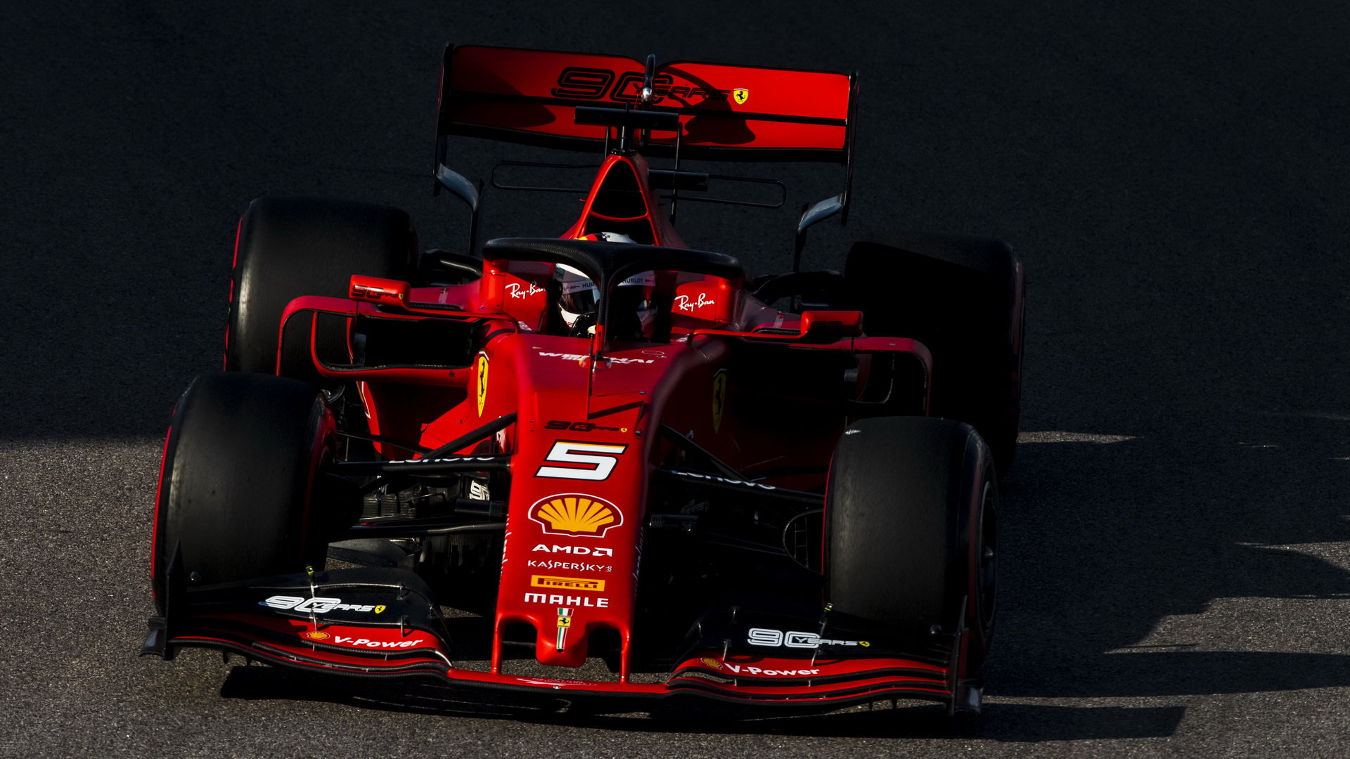 Sebastian Vettel s Ferrari SF90, které je na rovinkách suverénně nejrychlejší