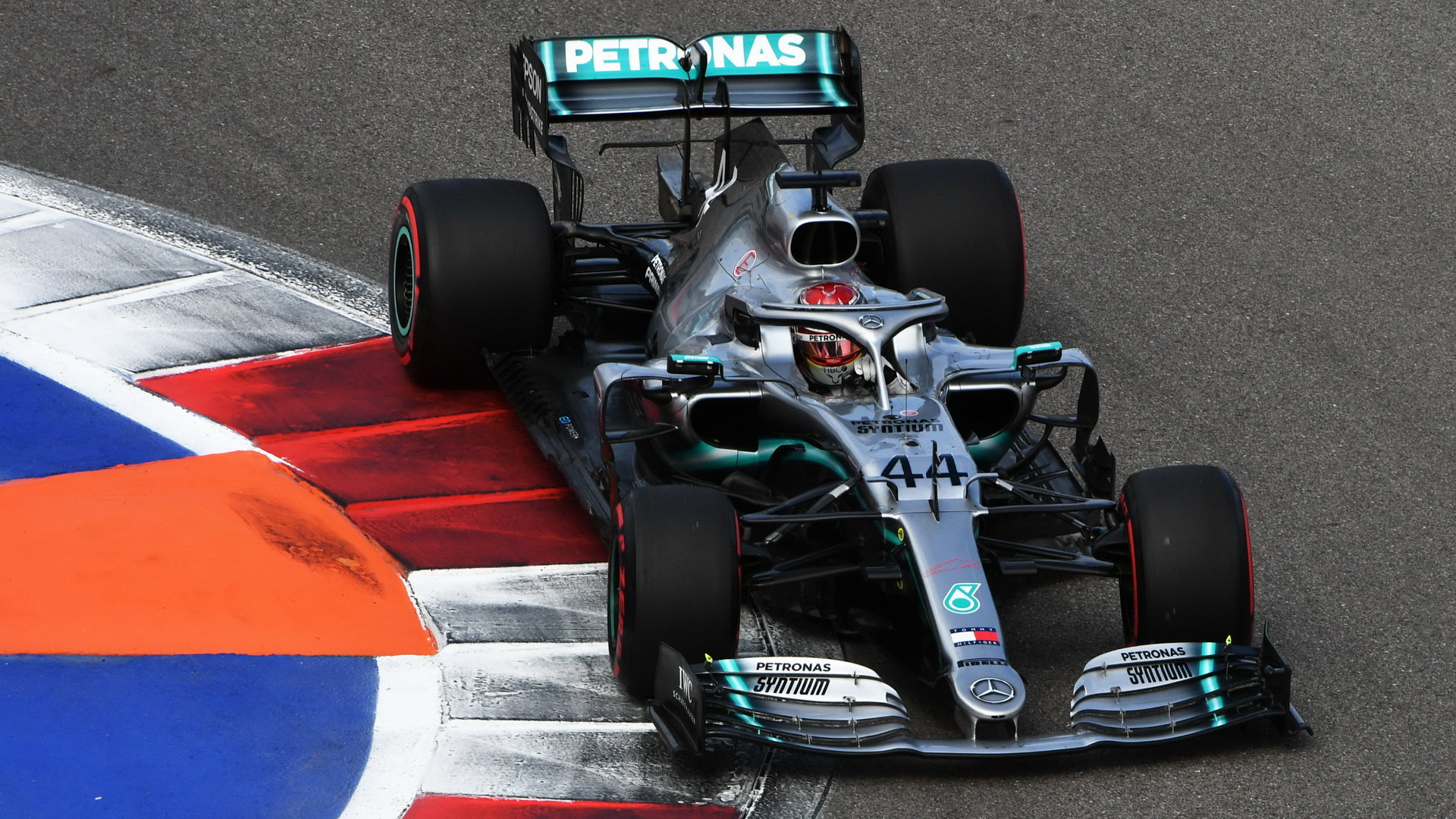 Lewis Hamilton v kvalifikaci v Soči
