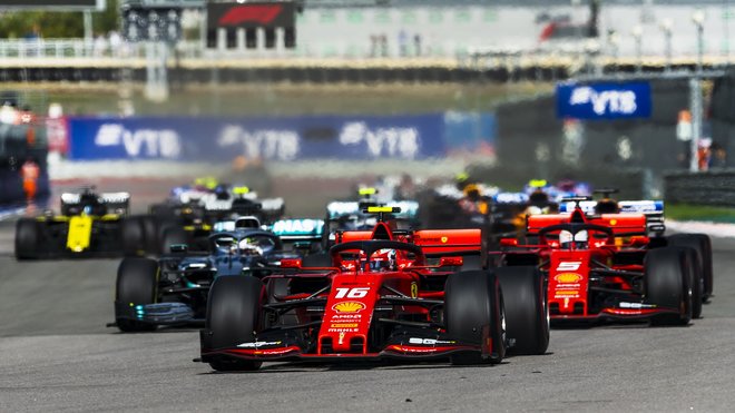 Start Velké ceny Ruska - Vettel těží z aerodynamického stínu za Leclercem a jde dopředu
