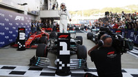Lewis Hamilton slaví vítězství v závodě v Soči