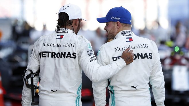 Lewis Hamilton a Valtteri Bottas po závodě v Soči
