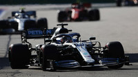 Lewis Hamilton si po zastávkách vedení pohlídal, Charles Leclerc s Ferrari skončil až třetí