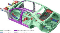 Použití vysokopevnostních ocelí (fialová barva) zhoršuje akustické vlastnosti karoserie - na obrázku karoserie vozu Audi A8