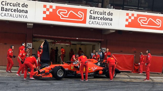 Sebastian Vettel při posledním vývojovém testu 13" pneumatik pro rok 2020