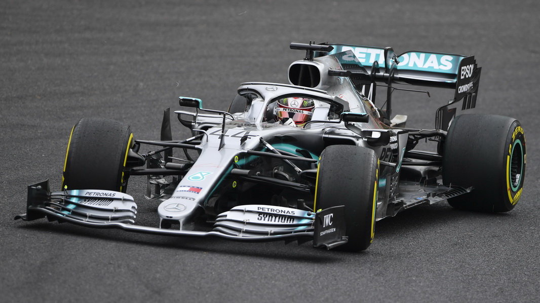 Lewis Hamilton měl štěstí, že přišel jen o zrcátko (ilustrační foto)