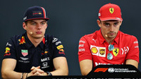 Max Verstappen a Charles Leclerc na tiskové konferenci