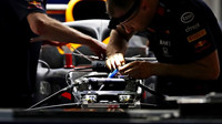 Mechanici upravují vůz Red Bull po tréninku v Japonsku