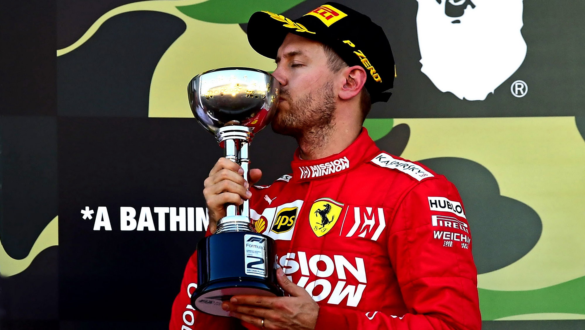 Sebastian Vettel se svou trofejí po závodě v Japonsku