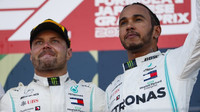 Lewis Hamilton a Valtteri Bottas na póidu po závodě v Japonsku