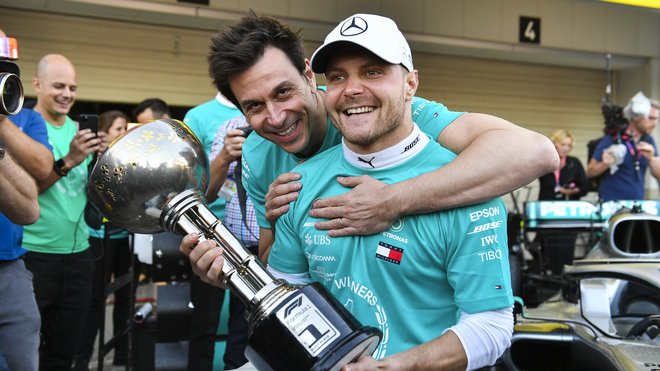 Valtteri Bottas při oslavách konstruktérského titulu s Mercedesem