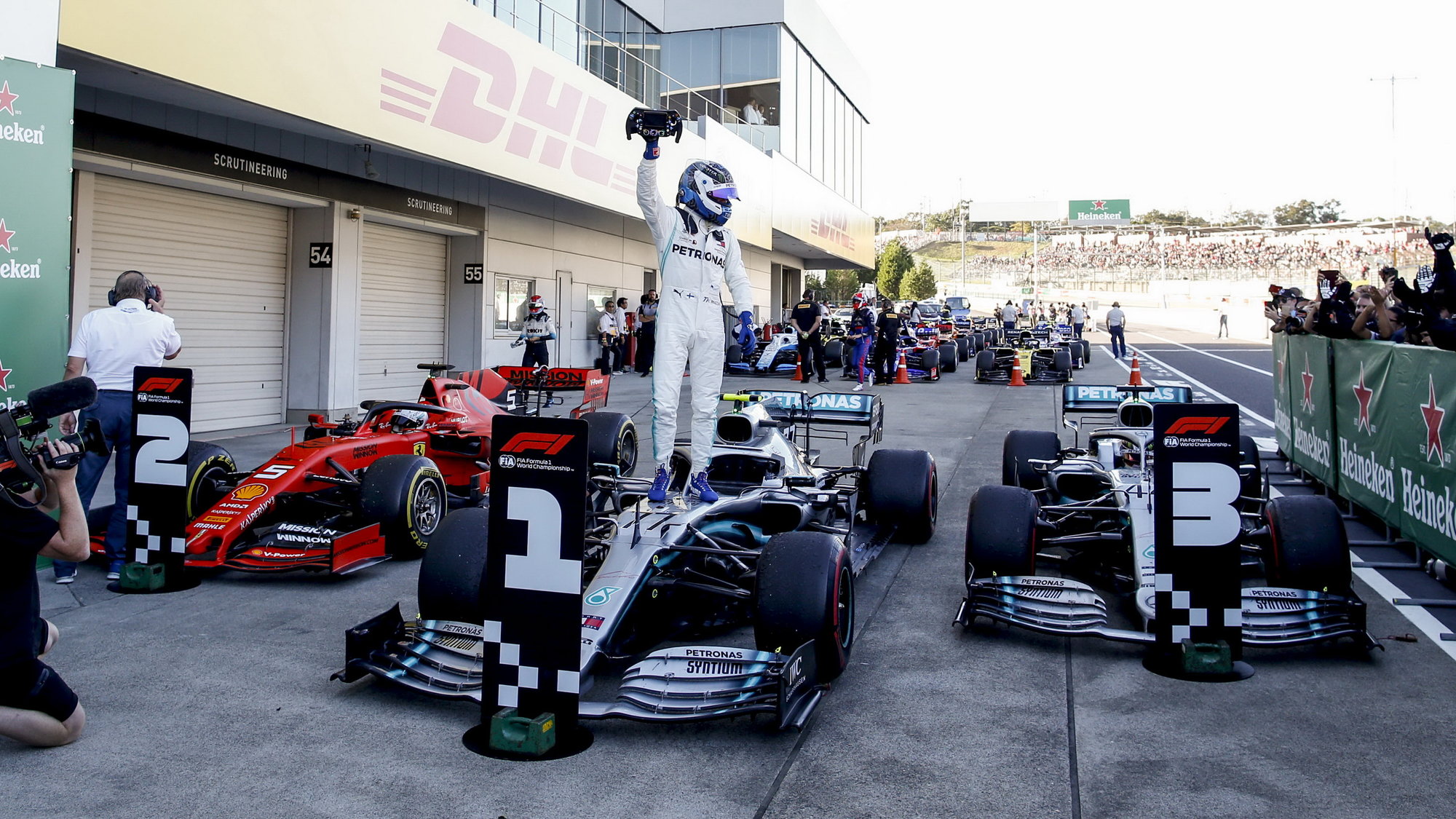 Valtteri Bottas slaví vítězství v závodě v Japonsku