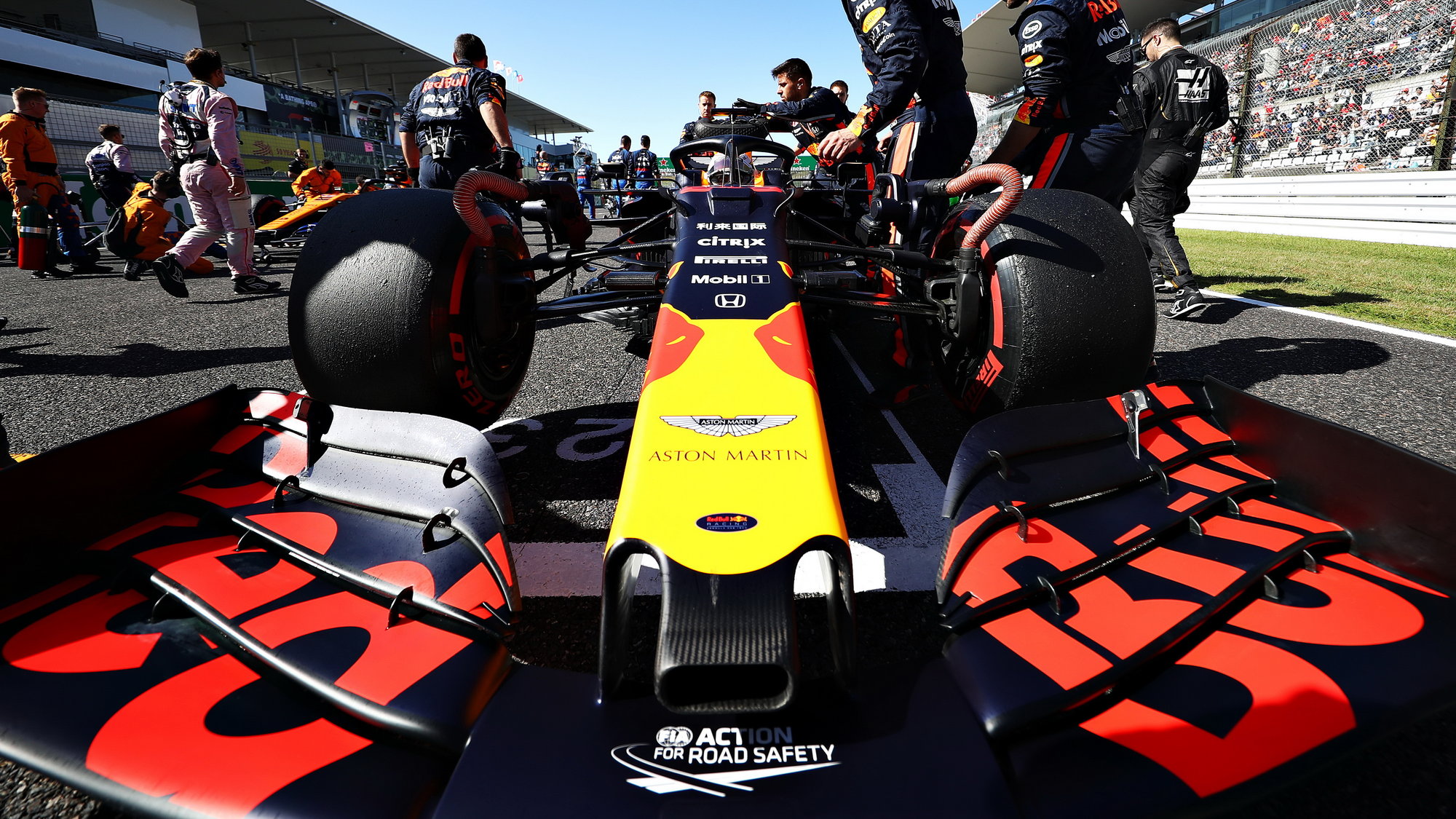Přední křídlo vozu Maxe Verstappena před závodem v Japonsku