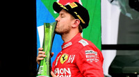 Sebastian Vettel se svou trofejí po závodě v Mexiku