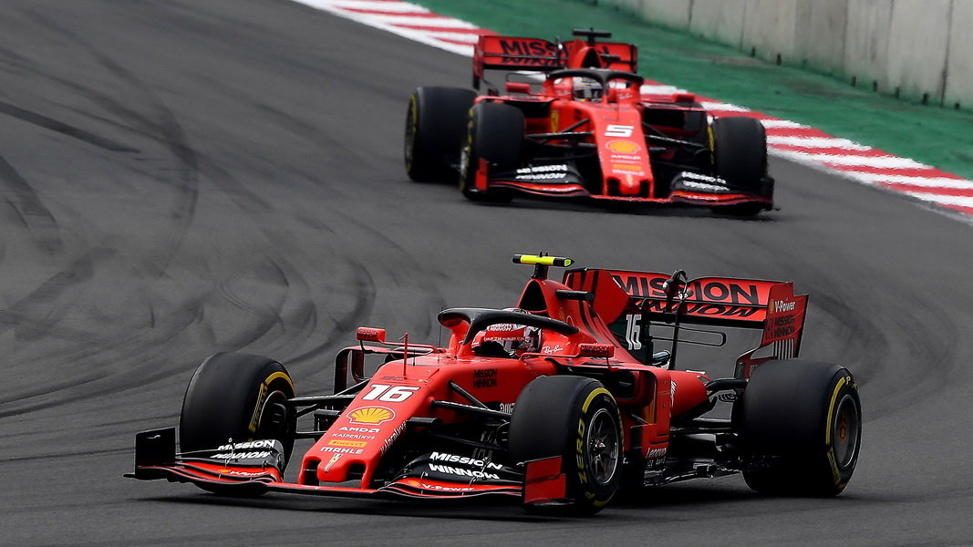 Piloti Ferrari Charles Leclerc a Sebastian Vettel na závodním okruhu