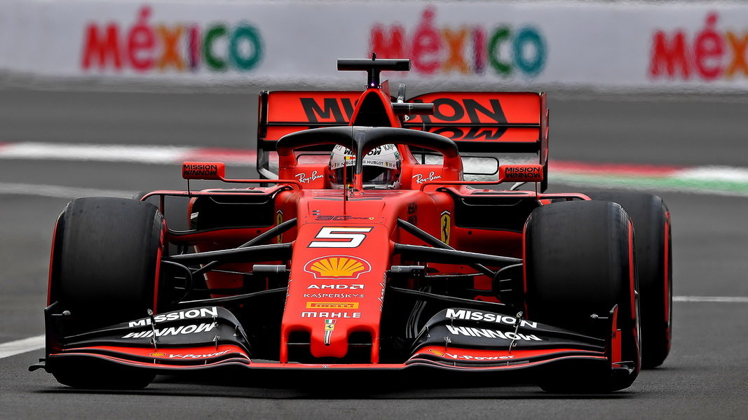 Sebastian Vettel s Ferrari v loňské Velké ceně Mexika