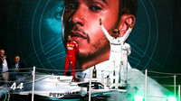 Lewis Hamilton slaví vitězství po závodě v Mexiku